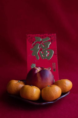 Çin Bahar Festivali 'nde Çin Geleneği' nde kırmızı arka planda kırmızı kaplamalı kırmızı portakallı Nectarine, Çin Yeni Yılı