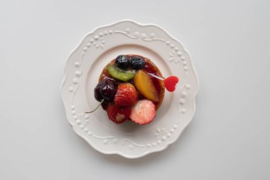 Kırmızı Yürekli Meyveli Turta, Beyaz Arkaplan