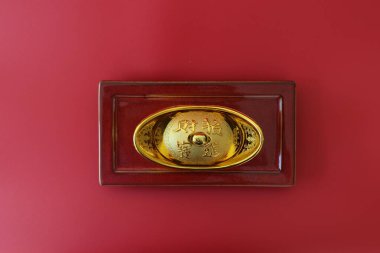 Yuan Bao Gold Çinlilerin inancında zenginlik için Tanrı 'ya sunduğun için, Kızıl arka plan.