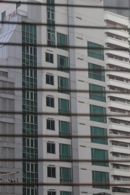 Yüksek Binalar Çitlerin arasından