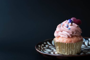 Üzerinde Pembe Krem ve Kırmızı Kalp olan Vanilyalı Kek.