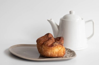 Hi-Tea, kahve molası çay ve kahveyle servis edilen gevrek bir puf.