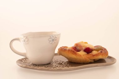 Tatlı konsepti, Lezzetli meyveli tart, sıcak kahve ya da çay ile servis edilir.