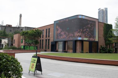 Sanayi tarzı ve modern kentsel mimari kombinasyonu altında yaşam tarzı alışveriş merkezi, dinlenme alanı ve sanat müzeleri. Doğu banliyösü Chengdu, Çin 'de. Bu fotoğraf 15 Temmuz 2024 'te çekildi.