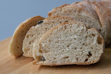İtalyan Ekmeği, Zeytin Ciabatta, Gri Arkaplanda Gri Peçeteyle Sarılı