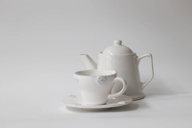 Beyaz arkaplanda çay seti