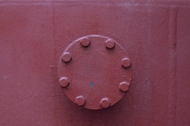 Eski ve paslı bir depolama tankının fındık ve cıvataları