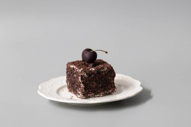 Çay ya da kahve molası. Siyah arka planda Kara Orman Keki.