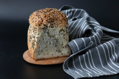 Ekmeğin tamamını beyaz arkaplanda kapat