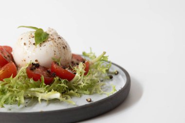 Taze organik sebze salatasını İtalyan peynirli Burrata ile kapatın.