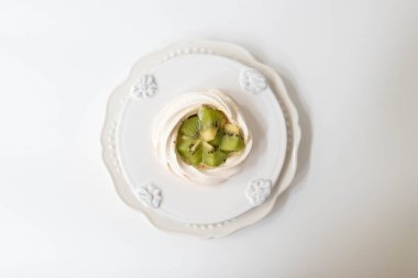 Beyaz zemin üzerinde Kiwi Pavlova Meringue, Yeni Zelanda Tatlısı