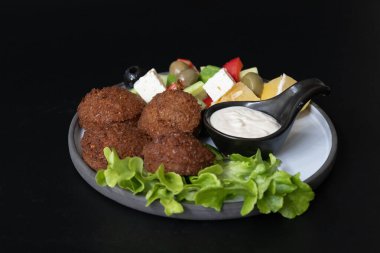 Organik Arap Gıda ile modern yaşam tarzı, Humus ve Yunan Salatası ile Falafel