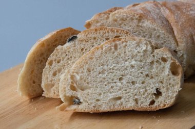 İtalyan Ekmeği, Zeytin Ciabatta, Gri Arkaplanda Gri Peçeteyle Sarılı