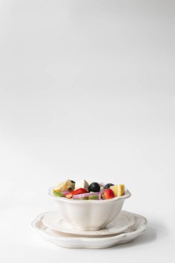 Organik Sebze, Limon, Soğan, Salatalık, Feta Peyniri Siyah ve Yeşil Zeytin, Yunan Siyah Arkaplan Salatası