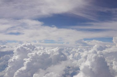 Uçaktan gelen bulutlar, arka planda Mavi Gökyüzü olan Cumulus bulutları.