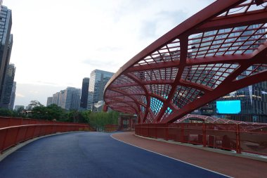 Jiaozi Köprüsü 'nde aydınlatma. Bu fotoğraf Eylül 2024 'te Chengdu, Çin' de çekildi.