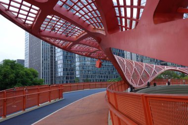 Jiaozi Köprüsü 'nde aydınlatma. Bu fotoğraf Eylül 2024 'te Chengdu, Çin' de çekildi.