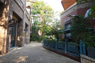 Avrupa tarzı alışveriş merkezleri, Luzhenshanding Meydanı. Bu fotoğraf Eylül 2024 'te Chengdu, Çin' de çekildi.