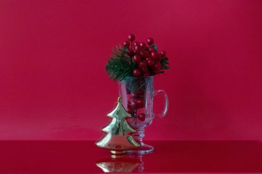 Yeşil çam yapraklı kırmızı böğürtlenler