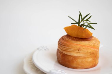 Bir dilim şeftali ile kaplı lezzetli mini ekmek.