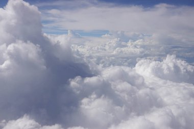 Uçaktan gelen bulutlar, arka planda Mavi Gökyüzü olan Cumulus bulutları.