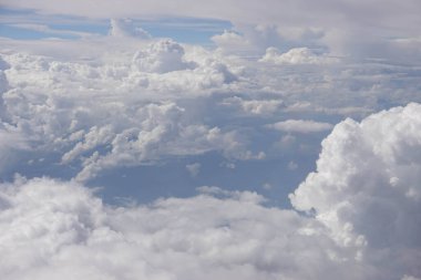 Uçaktan gelen bulutlar, arka planda Mavi Gökyüzü olan Cumulus bulutları.