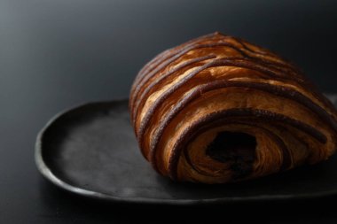 Siyah Arkaplanda Çikolatalı Kruvasan