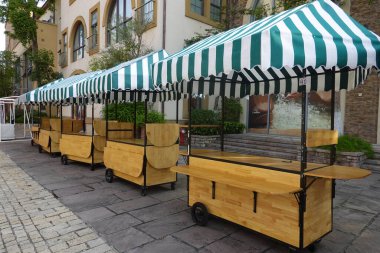 Avrupa tarzı alışveriş merkezleri, Luzhenshanding Meydanı. Bu fotoğraf Eylül 2024 'te Chengdu, Çin' de çekildi.