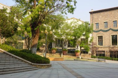 Avrupa tarzı alışveriş merkezleri, Luzhenshanding Meydanı. Bu fotoğraf Eylül 2024 'te Chengdu, Çin' de çekildi.