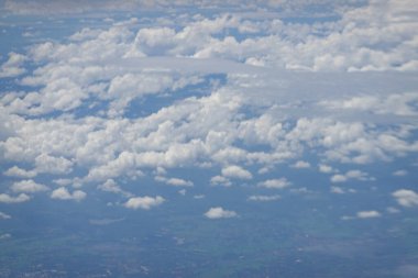 Uçaktan gelen bulutlar, arka planda Mavi Gökyüzü olan Cumulus bulutları.