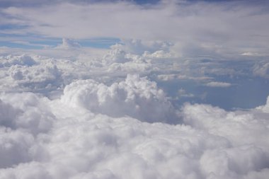 Uçaktan gelen bulutlar, arka planda Mavi Gökyüzü olan Cumulus bulutları.