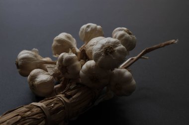 Siyah arka planda taze organik sarımsağı kapat