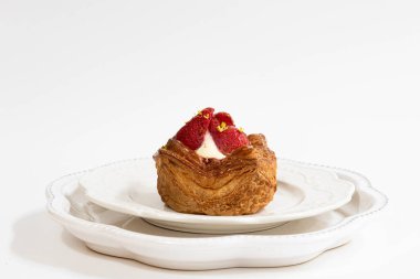 Lezzetli Danimarka Çilekli Pastası Beyaz Tabakta, Beyaz Arkaplanda