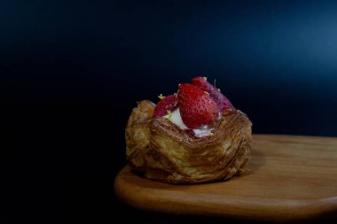 Lezzetli Danimarka Çilekli Pastası Beyaz Tabakta, Beyaz Arkaplanda