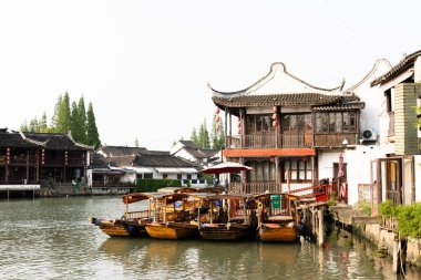 Yangtze Nehri 'ndeki Eski Çin binalarının manzarası. Bu fotoğraf Nisan 2025 'te çekildi, Zhujiajiao Su Kenti, Çin