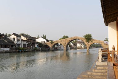 Yangtze Nehri 'ndeki Eski Çin binalarının manzarası. Bu fotoğraf Nisan 2025 'te çekildi, Zhujiajiao Su Kenti, Çin