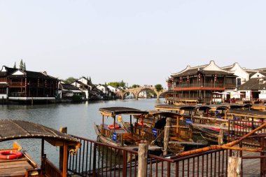Yangtze Nehri 'ndeki Eski Çin binalarının manzarası. Bu fotoğraf Nisan 2025 'te çekildi, Zhujiajiao Su Kenti, Çin