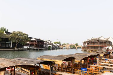 Yangtze Nehri 'ndeki Eski Çin binalarının manzarası. Bu fotoğraf Nisan 2025 'te çekildi, Zhujiajiao Su Kenti, Çin