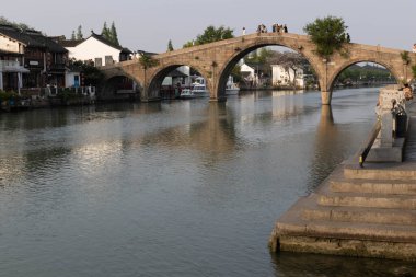 Yangtze Nehri 'ndeki Eski Çin binalarının manzarası. Bu fotoğraf Nisan 2025 'te çekildi, Zhujiajiao Su Kenti, Çin