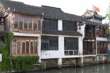 Yangtze Nehri 'ndeki Eski Çin binalarının manzarası. Bu fotoğraf Nisan 2025 'te çekildi, Zhujiajiao Su Kenti, Çin