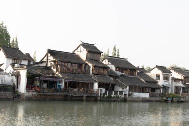 Yangtze Nehri 'ndeki Eski Çin binalarının manzarası. Bu fotoğraf Nisan 2025 'te çekildi, Zhujiajiao Su Kenti, Çin