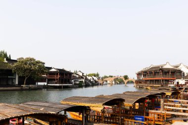Yangtze Nehri 'ndeki Eski Çin binalarının manzarası. Bu fotoğraf Nisan 2025 'te çekildi, Zhujiajiao Su Kenti, Çin