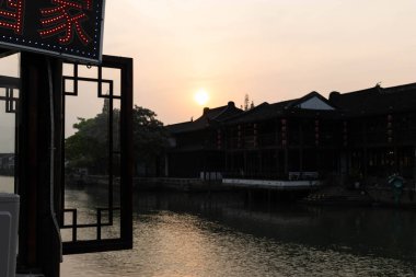 Yangtze Nehri 'ndeki Eski Çin binalarının manzarası. Bu fotoğraf Nisan 2025 'te çekildi, Zhujiajiao Su Kenti, Çin