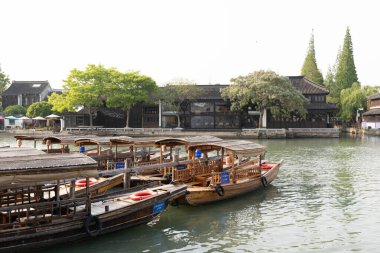 Yangtze Nehri 'ndeki Eski Çin binalarının manzarası. Bu fotoğraf Nisan 2025 'te çekildi, Zhujiajiao Su Kenti, Çin