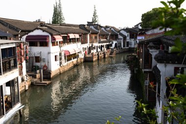 Yangtze Nehri 'ndeki Eski Çin binalarının manzarası. Bu fotoğraf Nisan 2025 'te çekildi, Zhujiajiao Su Kenti, Çin