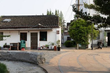 Yangtze Nehri 'ndeki Eski Çin binalarının manzarası. Bu fotoğraf Nisan 2025 'te çekildi, Zhujiajiao Su Kenti, Çin