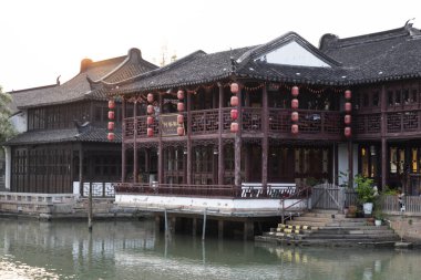 Yangtze Nehri 'ndeki Eski Çin binalarının manzarası. Bu fotoğraf Nisan 2025 'te çekildi, Zhujiajiao Su Kenti, Çin