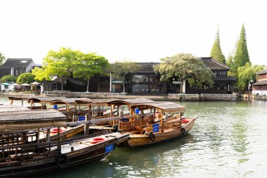 Yangtze Nehri 'ndeki Eski Çin binalarının manzarası. Bu fotoğraf Nisan 2025 'te çekildi, Zhujiajiao Su Kenti, Çin