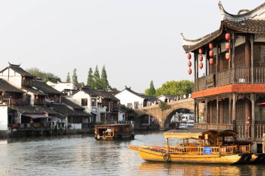 Yangtze Nehri 'ndeki Eski Çin binalarının manzarası. Bu fotoğraf Nisan 2025 'te çekildi, Zhujiajiao Su Kenti, Çin