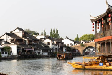 Yangtze Nehri 'ndeki Eski Çin binalarının manzarası. Bu fotoğraf Nisan 2025 'te çekildi, Zhujiajiao Su Kenti, Çin